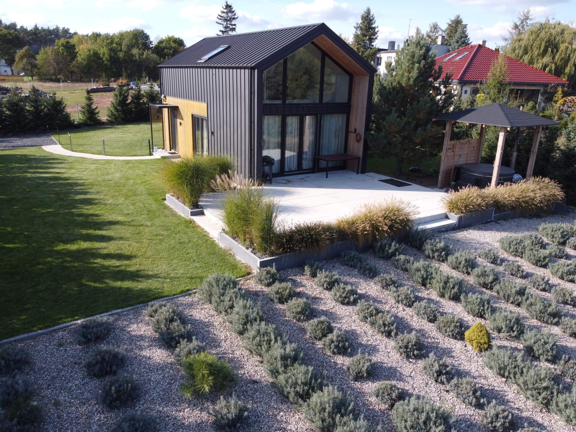 Ogród na lawendowym wzgórzu wokół nowoczesnej stodoły – realizacja Gardenbaum