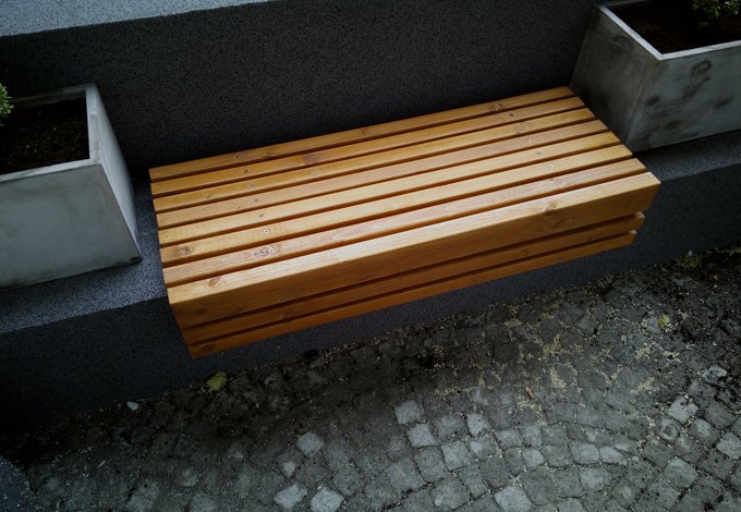 Ławka i zabudowa przy domu